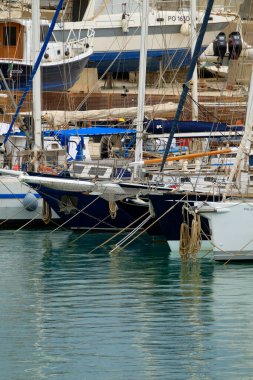 İtalya, Sicilya, Akdeniz, Marina di Ragusa (Ragusa ili); 22 Nisan 2024, limanda lüks yatlar - EDITORIAL