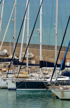 İtalya, Sicilya, Akdeniz, Marina di Ragusa (Ragusa ili); 22 Nisan 2024, limanda lüks yatlar - EDITORIAL