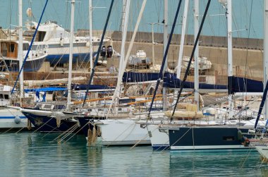 İtalya, Sicilya, Akdeniz, Marina di Ragusa (Ragusa ili); 22 Nisan 2024, limanda lüks yatlar - EDITORIAL