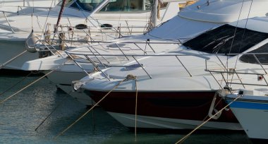 İtalya, Sicilya, Akdeniz, Marina di Ragusa (Ragusa Eyaleti); limanda lüks yatlar 