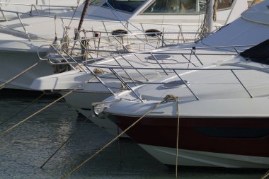 İtalya, Sicilya, Akdeniz, Marina di Ragusa (Ragusa Eyaleti); limanda lüks yatlar 