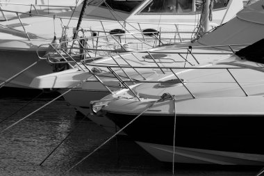 İtalya, Sicilya, Akdeniz, Marina di Ragusa (Ragusa Eyaleti); limanda lüks yatlar 