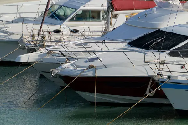 İtalya, Sicilya, Akdeniz, Marina di Ragusa (Ragusa Eyaleti); limanda lüks yatlar 