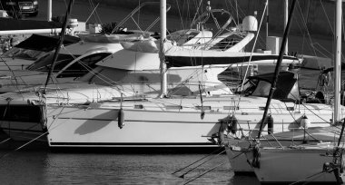 İtalya, Sicilya, Akdeniz, Marina di Ragusa (Ragusa ili); 25 Nisan 2024, limanda lüks yatlar - EDITORIAL