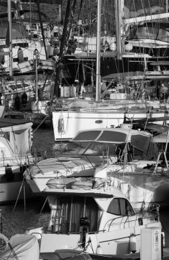 İtalya, Sicilya, Akdeniz, Marina di Ragusa (Ragusa ili); 25 Nisan 2024, limanda lüks yatlar - EDITORIAL