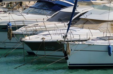 İtalya, Sicilya, Akdeniz, Marina di Ragusa (Ragusa ili); 29 Nisan 2024, limanda lüks yatlar - EDITORIAL