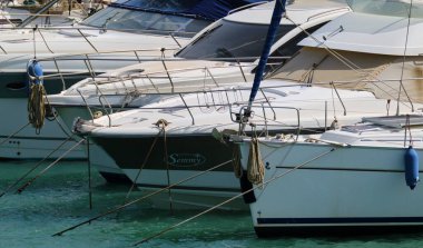 İtalya, Sicilya, Akdeniz, Marina di Ragusa (Ragusa ili); 29 Nisan 2024, limanda lüks yatlar - EDITORIAL