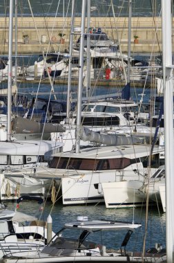 İtalya, Sicilya, Akdeniz, Marina di Ragusa (Ragusa ili); 29 Nisan 2024, limanda lüks yatlar - EDITORIAL