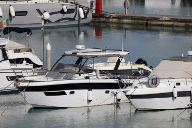 İtalya, Sicilya, Akdeniz, Marina di Ragusa (Ragusa ili); 7 Mayıs 2024, limanda motorlu tekne ve lüks yatlar - EDITORIAL