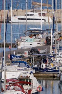 İtalya, Sicilya, Akdeniz, Marina di Ragusa (Ragusa ili); 7 Mayıs 2024, limanda lüks yatlar - EDITORIAL