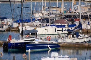 İtalya, Sicilya, Akdeniz, Marina di Ragusa (Ragusa ili); 7 Mayıs 2024, limanda lüks yatlar - EDITORIAL