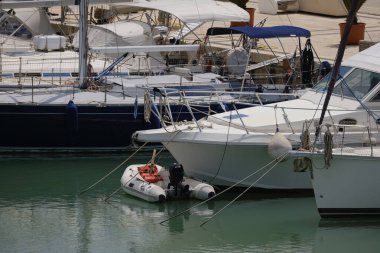 İtalya, Sicilya, Akdeniz, Marina di Ragusa (Ragusa Eyaleti); limanda lüks yatlar 