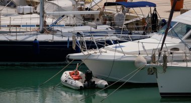 İtalya, Sicilya, Akdeniz, Marina di Ragusa (Ragusa Eyaleti); limanda lüks yatlar 