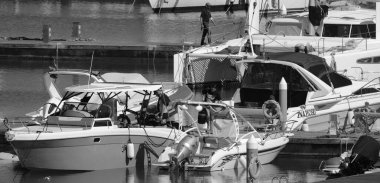 İtalya, Sicilya, Akdeniz, Marina di Ragusa (Ragusa Eyaleti); 11 Mayıs 2024, limandaki insanlar ve lüks yatlar - EDITORIAL