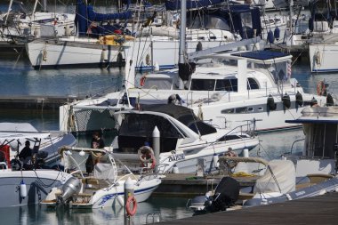 İtalya, Sicilya, Akdeniz, Marina di Ragusa (Ragusa Eyaleti); 11 Mayıs 2024, limandaki insanlar ve lüks yatlar - EDITORIAL