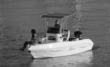 İtalya, Sicilya, Akdeniz, Marina di Ragusa (Ragusa Eyaleti); 12 Mayıs 2024, limanda bir motorlu tekne - EDITORIAL