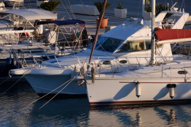 İtalya, Sicilya, Akdeniz, Marina di Ragusa (Ragusa Eyaleti); limanda lüks yatlar 
