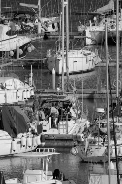 İtalya, Sicilya, Akdeniz, Marina di Ragusa (Ragusa ili); 13 Mayıs 2024, limandaki bir yelkenli teknesinde çift - EDITORIAL