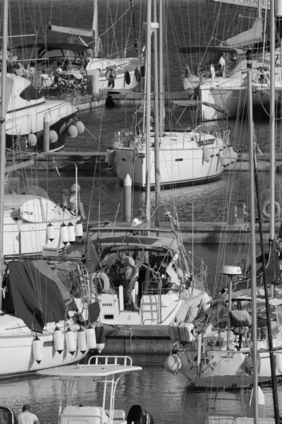 İtalya, Sicilya, Akdeniz, Marina di Ragusa (Ragusa ili); 13 Mayıs 2024, limandaki bir yelkenli teknesinde çift - EDITORIAL