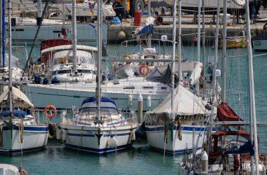 İtalya, Sicilya, Akdeniz, Marina di Ragusa (Ragusa ili); 14 Mayıs 2024, limanda lüks yatlar - EDITORIAL