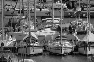 İtalya, Sicilya, Akdeniz, Marina di Ragusa (Ragusa ili); 14 Mayıs 2024, limanda lüks yatlar - EDITORIAL