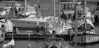 İtalya, Sicilya, Akdeniz, Marina di Ragusa (Ragusa ili); 14 Mayıs 2024, limanda lüks yatlar - EDITORIAL