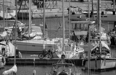 İtalya, Sicilya, Akdeniz, Marina di Ragusa (Ragusa ili); 14 Mayıs 2024, limanda lüks yatlar - EDITORIAL