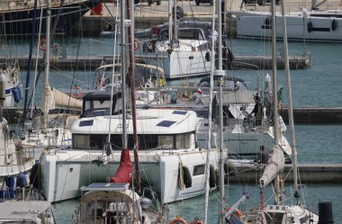 İtalya, Sicilya, Akdeniz, Marina di Ragusa (Ragusa ili); 14 Mayıs 2024, limanda lüks yatlar - EDITORIAL