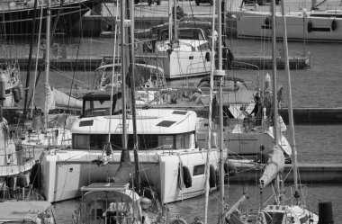 İtalya, Sicilya, Akdeniz, Marina di Ragusa (Ragusa ili); 14 Mayıs 2024, limanda lüks yatlar - EDITORIAL