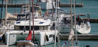 İtalya, Sicilya, Akdeniz, Marina di Ragusa (Ragusa ili); 14 Mayıs 2024, limanda lüks yatlar - EDITORIAL