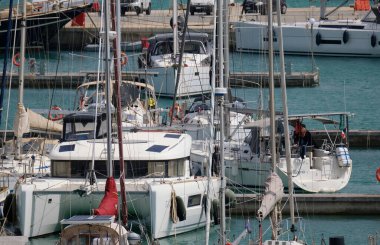 İtalya, Sicilya, Akdeniz, Marina di Ragusa (Ragusa ili); 14 Mayıs 2024, limanda lüks yatlar - EDITORIAL