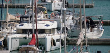 İtalya, Sicilya, Akdeniz, Marina di Ragusa (Ragusa ili); 14 Mayıs 2024, limanda lüks yatlar - EDITORIAL