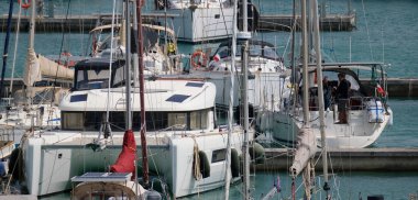 İtalya, Sicilya, Akdeniz, Marina di Ragusa (Ragusa ili); 14 Mayıs 2024, limanda lüks yatlar - EDITORIAL