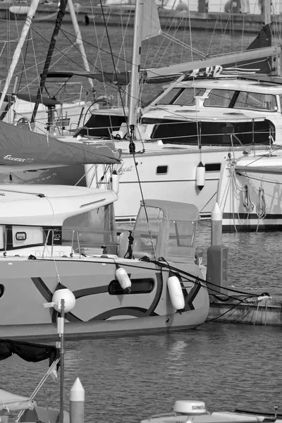İtalya, Sicilya, Akdeniz, Marina di Ragusa (Ragusa Eyaleti); 15 Mayıs 2024, limanda katamaran yelkenli tekneleri - EDITORIAL