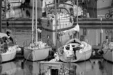 İtalya, Sicilya, Akdeniz, Marina di Ragusa (Ragusa Eyaleti); 16 Mayıs 2024, limandaki insanlar ve lüks yatlar - EDITORIAL