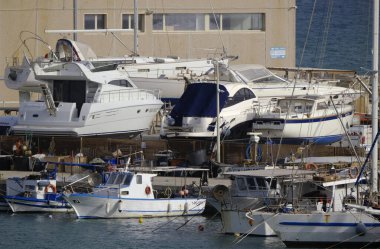 İtalya, Sicilya, Marina di Ragusa (Ragusa Eyaleti), 16 Mayıs 2024, limanda yerel balıkçı tekneleri ve lüks yatlar - EDITORIAL