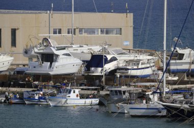 İtalya, Sicilya, Marina di Ragusa (Ragusa Eyaleti), 16 Mayıs 2024, limanda yerel balıkçı tekneleri ve lüks yatlar - EDITORIAL