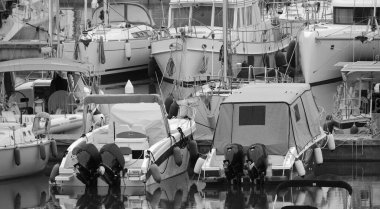 İtalya, Sicilya, Akdeniz, Marina di Ragusa (Ragusa ili); 18 Mayıs 2024, limanda motorlu tekne ve lüks yatlar - EDITORIAL