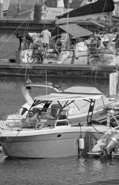 İtalya, Sicilya, Akdeniz, Marina di Ragusa (Ragusa Eyaleti); 19 Mayıs 2024, limanda lüks bir yatta çift - EDITORIAL