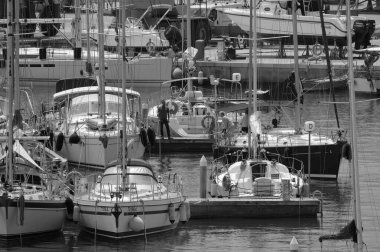 İtalya, Sicilya, Akdeniz, Marina di Ragusa (Ragusa Eyaleti); 25 Mayıs 2024, limandaki insanlar ve lüks yatlar - EDITORIAL