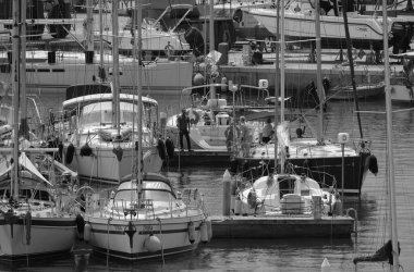 İtalya, Sicilya, Akdeniz, Marina di Ragusa (Ragusa Eyaleti); 25 Mayıs 2024, limandaki insanlar ve lüks yatlar - EDITORIAL