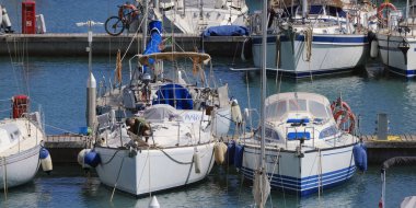 İtalya, Sicilya, Akdeniz, Marina di Ragusa (Ragusa Eyaleti); 26 Mayıs 2024, limandaki bir yelkenli teknesinde adam - EDITORIAL