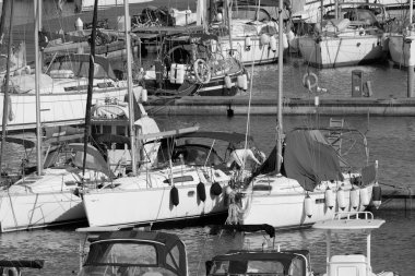 İtalya, Sicilya, Akdeniz, Marina di Ragusa (Ragusa Eyaleti); 28 Mayıs 2024, limandaki bir yelkenli teknesinde insanlar - EDITORIAL