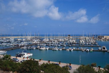 İtalya, Sicilya, Akdeniz, Marina di Ragusa (Ragusa Eyaleti); limanda motorlu tekne ve lüks yatlar 