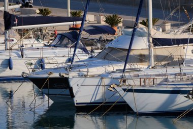 İtalya, Sicilya, Akdeniz, Marina di Ragusa (Ragusa Eyaleti); limanda lüks yatlar 