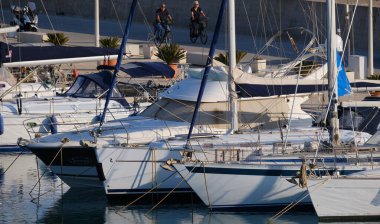 İtalya, Sicilya, Akdeniz, Marina di Ragusa (Ragusa ili); 30 Mayıs 2024, limanda lüks yatlar - EDITORIAL