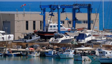 İtalya, Sicilya, Marina di Ragusa (Ragusa Eyaleti), 31 Mayıs 2024, limanda yerel balıkçı tekneleri ve lüks yatlar - EDITORIAL