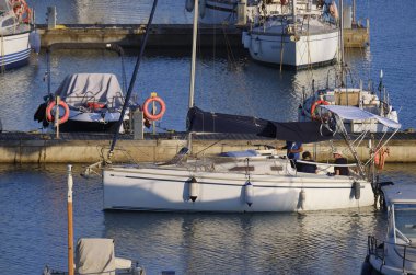 İtalya, Sicilya, Akdeniz, Marina di Ragusa (Ragusa ili); 31 Mayıs 2024, limandaki bir yelkenli teknesinde insanlar - EDITORIAL