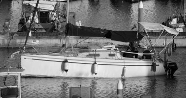 İtalya, Sicilya, Akdeniz, Marina di Ragusa (Ragusa ili); 31 Mayıs 2024, limandaki bir yelkenli teknesinde insanlar - EDITORIAL