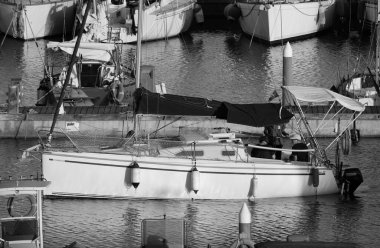 İtalya, Sicilya, Akdeniz, Marina di Ragusa (Ragusa ili); 31 Mayıs 2024, limandaki bir yelkenli teknesinde insanlar - EDITORIAL